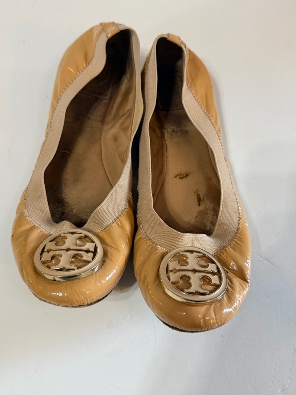Tory Burch Patent Leather Ballet Flats in Camel with Logo Medallion